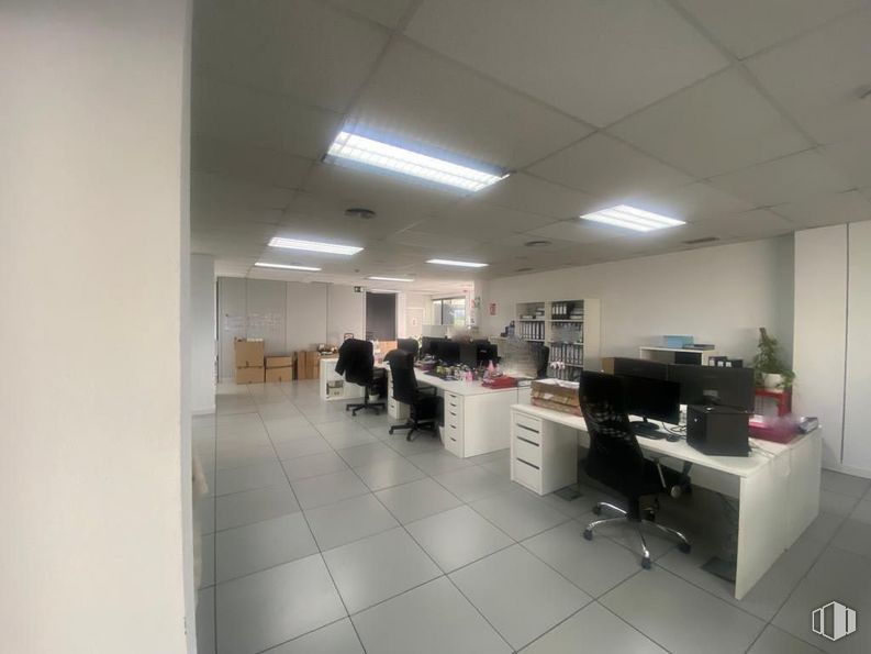 Oficina en alquiler en Calle Pollensa, Las Rozas de Madrid, Madrid, 28230 con silla, mueble, accesorio, planta de interior, suelos, planta, mesa, escritorio, techo y edificio alrededor