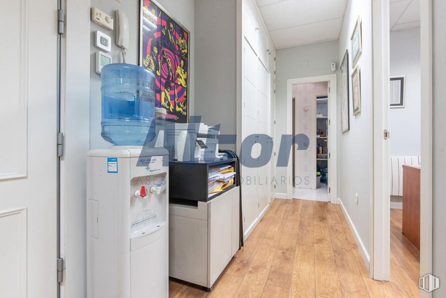 Local en venta en Avenida Pablo Iglesias, Moncloa - Aravaca, Madrid, 28039 con puerta, refrigerador, propiedad, ebanistería, interiorismo, accesorio, madera, marco, electrodoméstico y suelo alrededor