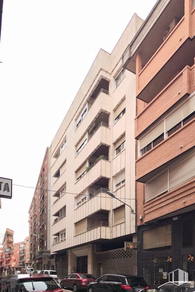 Retail for sale & for rent at Calle Santa Teresa de Jesús, 6, Talavera de la Reina, Toledo, 45600 with car, building, land vehicle, sky, window, vehicle, wheel, street light, architecture and tower block around