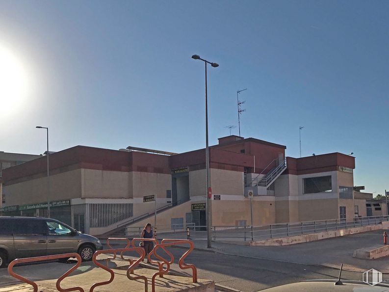 Retail for rent at Avenida Fronteras, 15, Torrejón de Ardoz, Madrid, 28850 with van, street light, building, sky, wheel, vehicle, tire, road surface, asphalt and car around