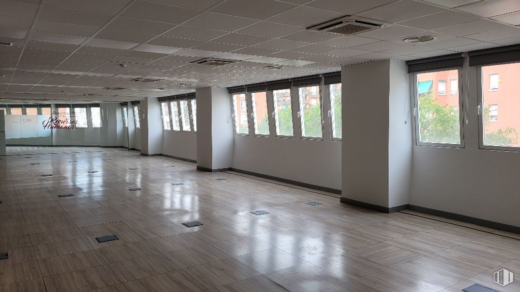 Office for rent at Avenida Llano Castellano, 15, Fuencarral - El Pardo, Madrid, 28034 with window, hall, fixture, interior design, wood, flooring, floor, shade, hardwood and ceiling around