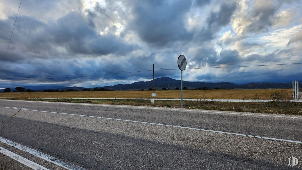 Land for sale at Polígono 36 Parcela 76, Escalona, Toledo, 45910 with cloud, sky, ecoregion, road surface, asphalt, land lot, street light, cumulus, tar and natural landscape around