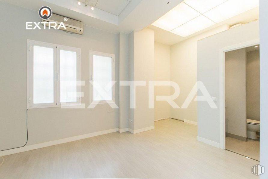 Retail for sale & for rent at Plaza San Amaro, Tetuán, Madrid, 28020 with window, property, fixture, wood, interior design, building, hall, floor, wall and shade around