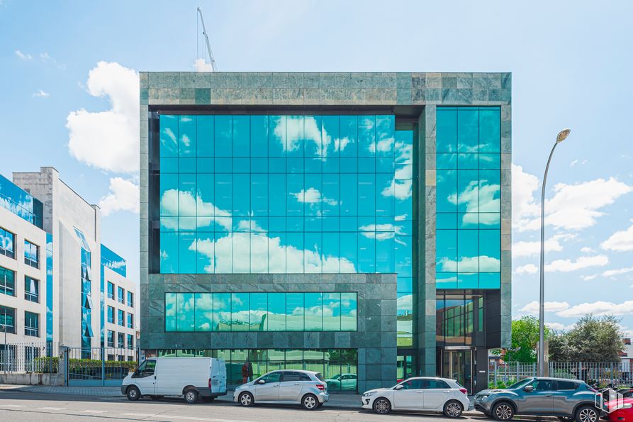 Oficina en alquiler en Calle Juan Ignacio Luca de Tena, 6, San Blas - Canillejas, Madrid, 28027 con coche, camioneta, edificio, nube, cielo, rueda, neumático, vehículo, azul y ventana alrededor