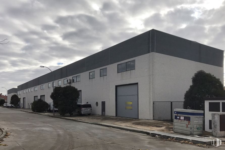 Industrial for sale at Camino Valdetorres, 5, Fuente el Saz de Jarama, Madrid, 28140 with building, cloud, sky, wheel, tire, asphalt, window, tree, facade and gas around