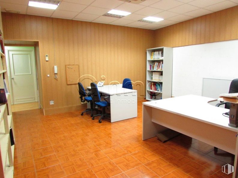 Oficina en alquiler en Calle Huertas, Centro, Madrid, 28014 con escritorio, estantería, silla, puerta, mesa, mueble, propiedad, edificio, interiorismo y silla de oficina alrededor