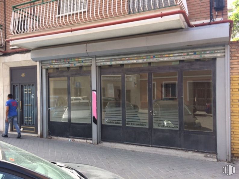 Local en alquiler en Calle Francisco Iglesias, Puente de Vallecas, Madrid, 28038 con persona, puerta, ventana, edificio, barrio, fachada, inmobiliario, vehículo, accesorio y gas alrededor