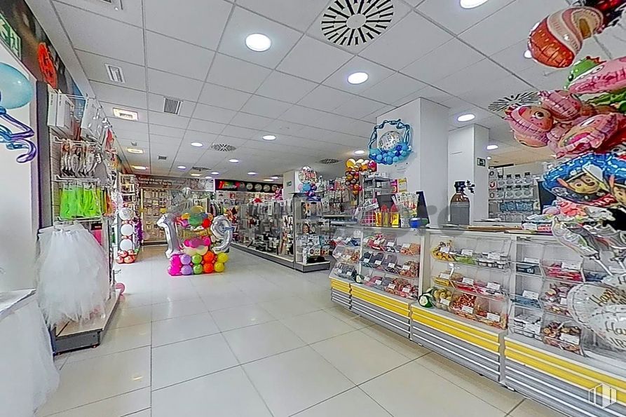 Retail for sale at Avenida Alberto Alcocer, Chamartín, Madrid, 28016 with packaged goods, interior design, retail, convenience store, shopping, customer, trade, market, city and ceiling around