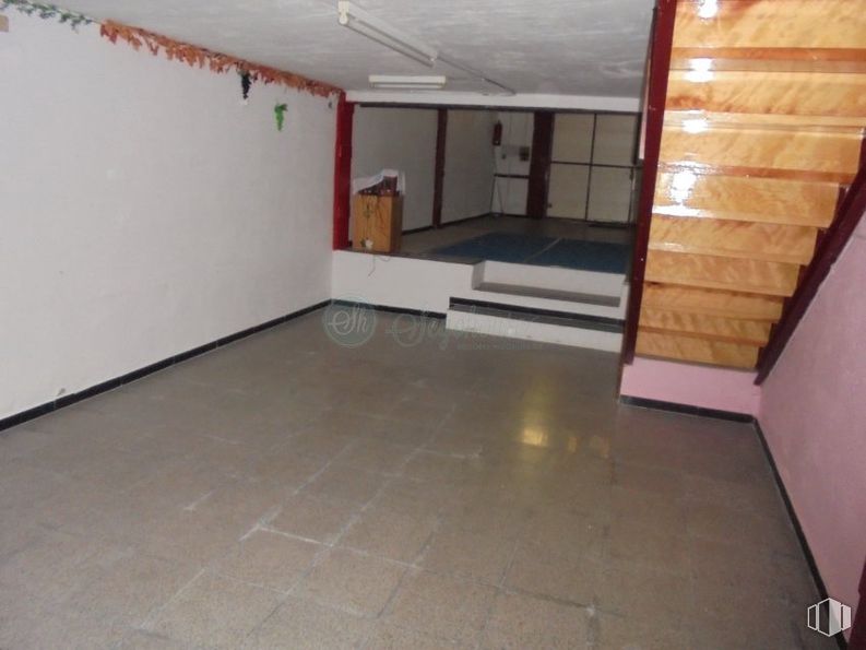 Retail for sale & for rent at José Zorrilla - Cristo Del Mercado, Segovia, 40005 with wood, house, flooring, floor, fixture, hardwood, building, tile flooring, ceiling and wood stain around