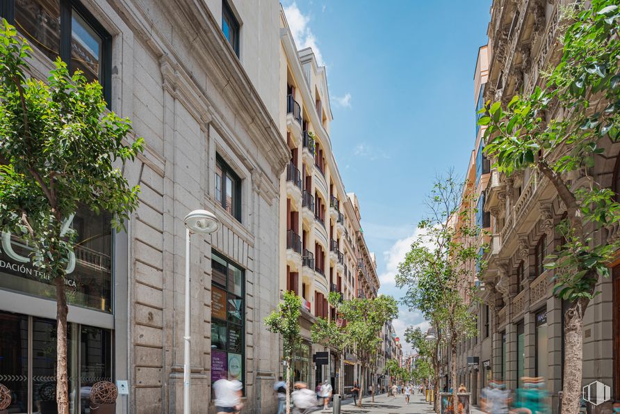 Office for sale & for rent at Calle Fuencarral, Centro, Madrid, 28004 with building, window, sky, infrastructure, urban design, neighbourhood, road surface, thoroughfare, sidewalk and public space around