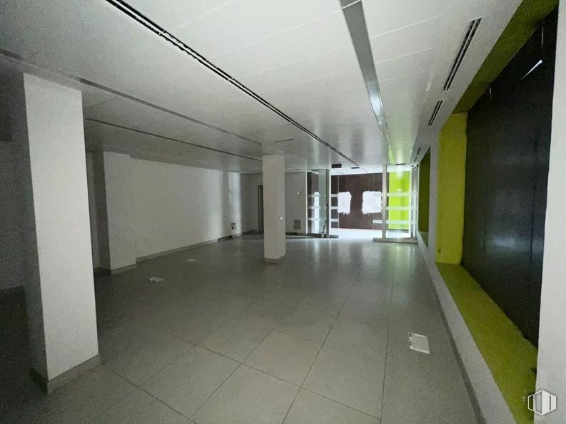 Local en venta en Barrio El Pilar, Fuencarral - El Pardo, Madrid, 28029 con propiedad, accesorio, suelo, hall, suelos, techo, material compuesto, vidrio, hormigón y aluminio alrededor