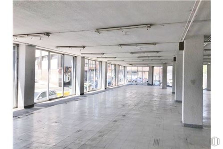 Local en alquiler y venta en Avenida Leopoldo Calvo - Sotelo Bustelo, 10, Pozuelo de Alarcón, Madrid, 28224 con lámpara, accesorio, pasillo, suelo, material compuesto, vidrio, ciudad, material de construcción, aluminio y ingeniería alrededor