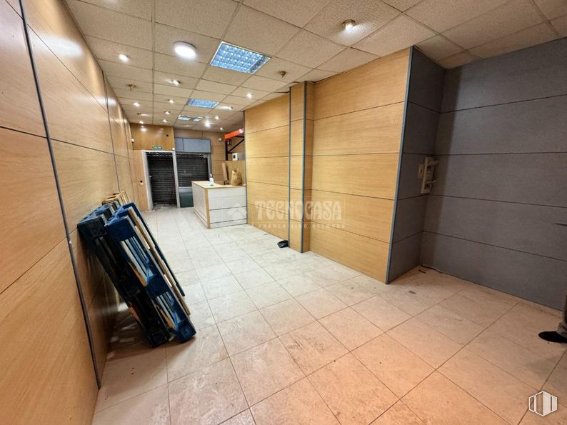 Local en venta en Calle Arroyo del Olivar, Puente de Vallecas, Madrid, 28018 con puerta, suelos, suelo, hall, edificio, suelo de baldosas, accesorio, techo, madera dura y casa alrededor