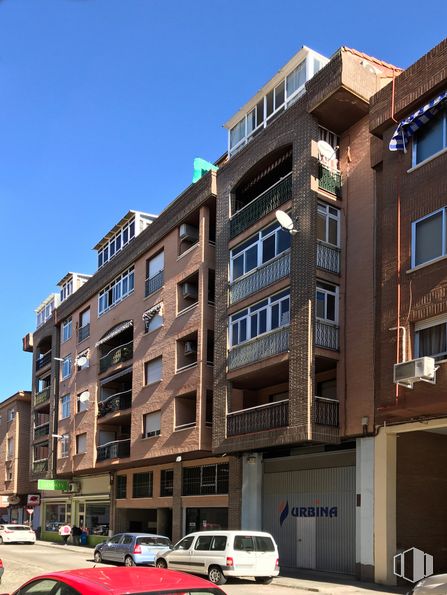 Retail for sale & for rent at Calle Cardenal Gil Albornoz, 18, Talavera de la Reina, Toledo, 45600 with car, building, window, sky, land vehicle, property, vehicle, automotive parking light, wheel and urban design around