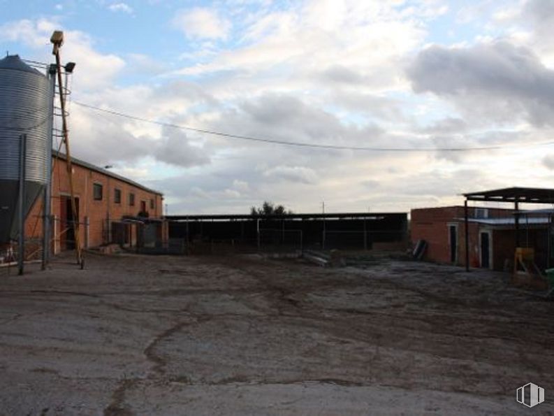 Industrial for sale at Calle Méntrida, s/n, Valmojado, Toledo, 45940 with building, cloud, sky, land lot, window, house, gas, rural area, road and landscape around