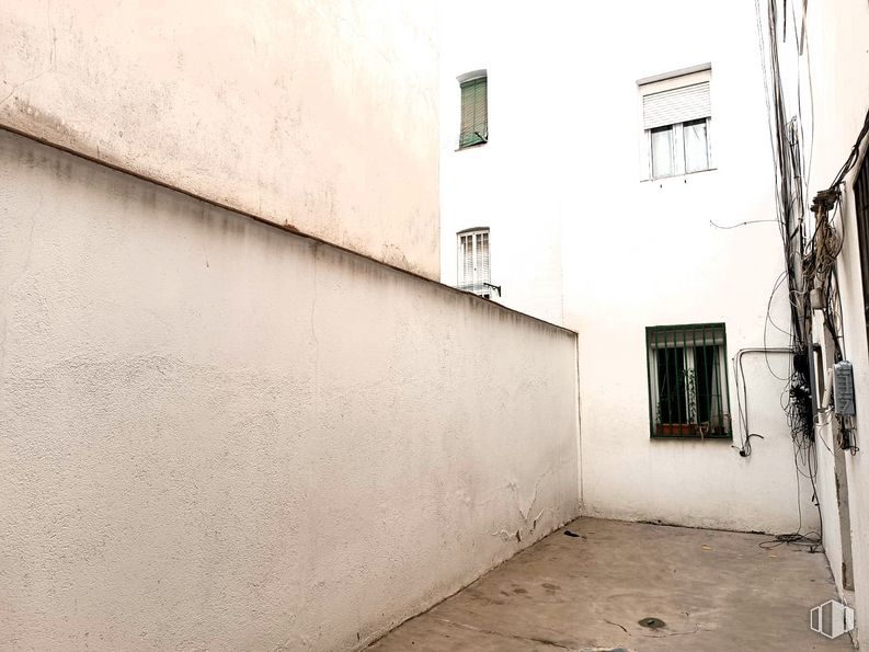 Local en venta en Calle Rafael de Riego, Arganzuela, Madrid, 28045 con ventana, edificio, madera, accesorio, tintes y matices, fachada, planta, rectángulo, superficie de la carretera y casa alrededor