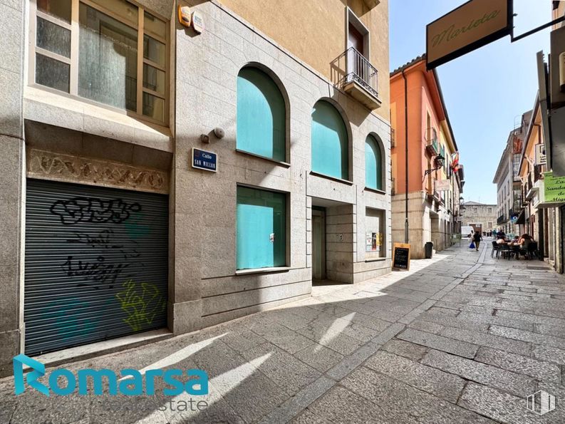 Retail for rent at Calle San Millán, Ávila, 05001 with window, sky, building, brick, road surface, urban design, neighbourhood, door, real estate and flooring around