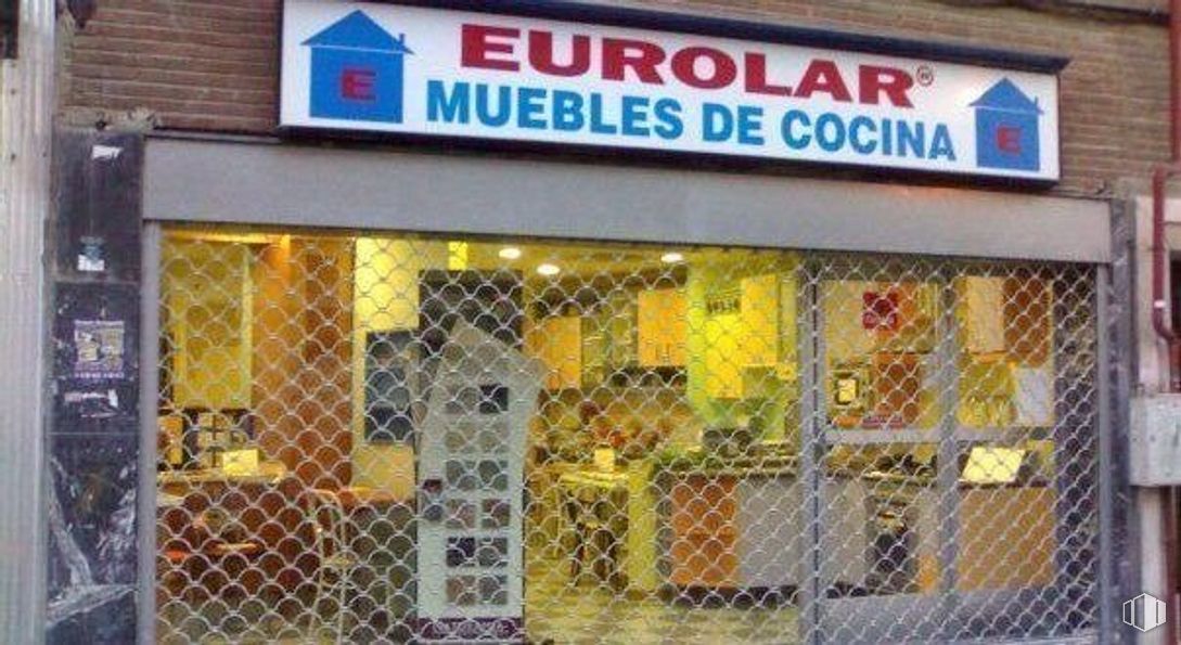 Local en alquiler y venta en Avenida Palomeras, 96, Puente de Vallecas, Madrid, 28018 con valla, fuente, fachada, edificio, venta minorista, malla, publicidad, señalización, cerca de alambre y metal alrededor