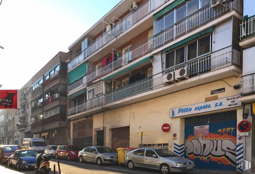 Retail for sale & for rent at Calle Alejandro Morán, Carabanchel, Madrid, 28025 with car, building, window, wheel, tire, automotive parking light, land vehicle, vehicle, property and sky around