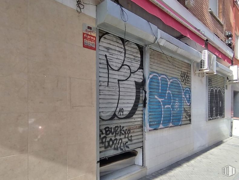 Local en venta en Calle Francisco Madariaga, Ciudad Lineal, Madrid, 28017 con edificio, graffiti, pared, fuente, arte, casa, fachada, ventana, ladrillo y pintura alrededor