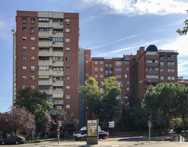 Local en alquiler en Avenida San Luis, 166, Ciudad Lineal, Madrid, 28033 con coche, edificio, cielo, nube, día, propiedad, ventana, planta, rueda y diseño urbano alrededor