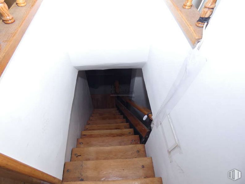 Local en venta en Calle Joaquín María López, Chamberí, Madrid, 28015 con escaleras, edificio, madera, arquitectura, accesorio, casa, pavimentos, madera, simetría y pasamano alrededor