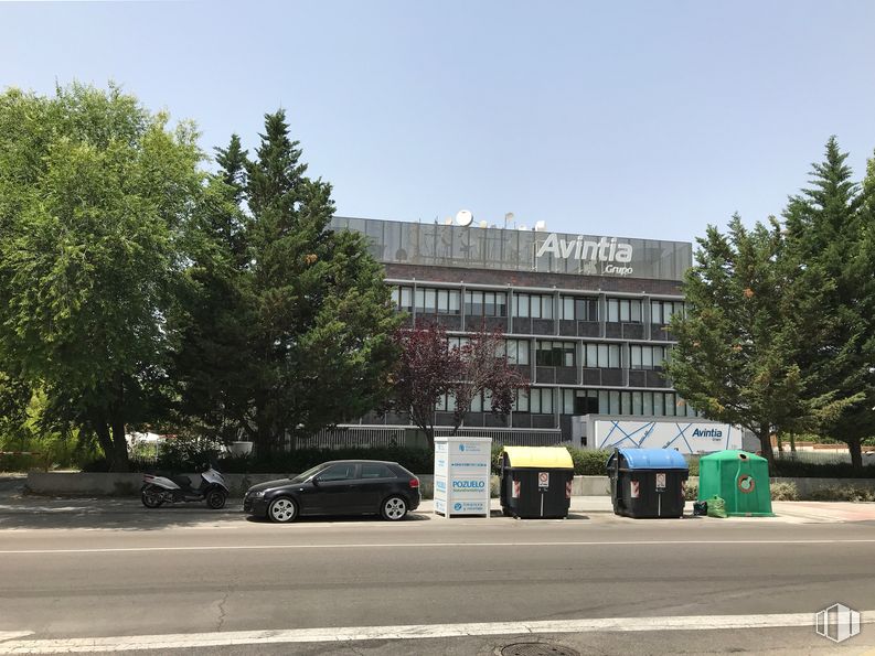 Oficina en alquiler en Calle Emisora, 20, Pozuelo de Alarcón, Madrid, 28224 con coche, edificio, contenedor de basura, motocicleta, rueda, neumático, vehículo terrestre, cielo, vehículo, vehículo de motor y árbol alrededor