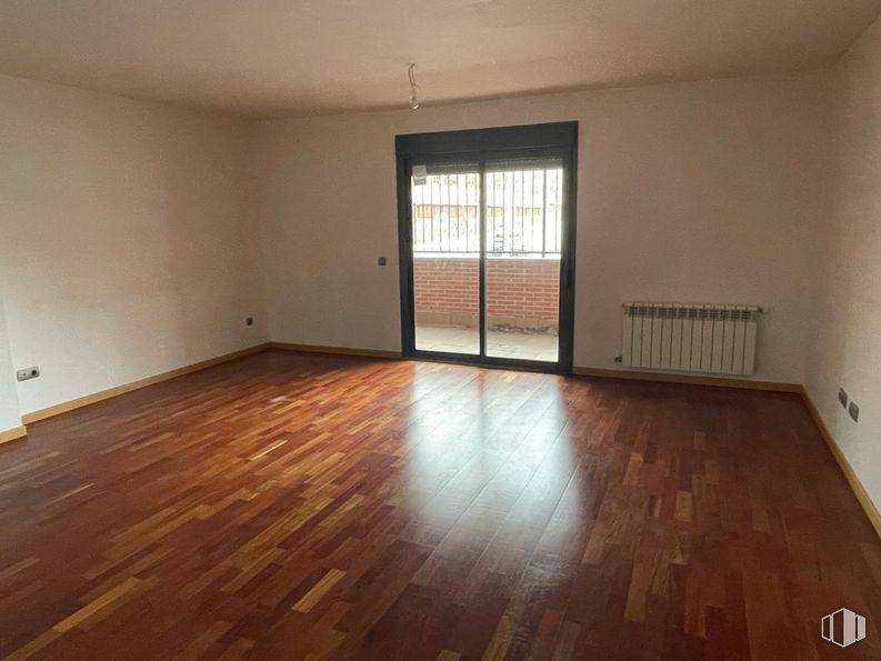 Office for sale at Calle Sabina, Yebes, Guadalajara, 19139 with door, flooring, floor, wood, apartment, wood flooring, interior design, brown, room and wood stain around