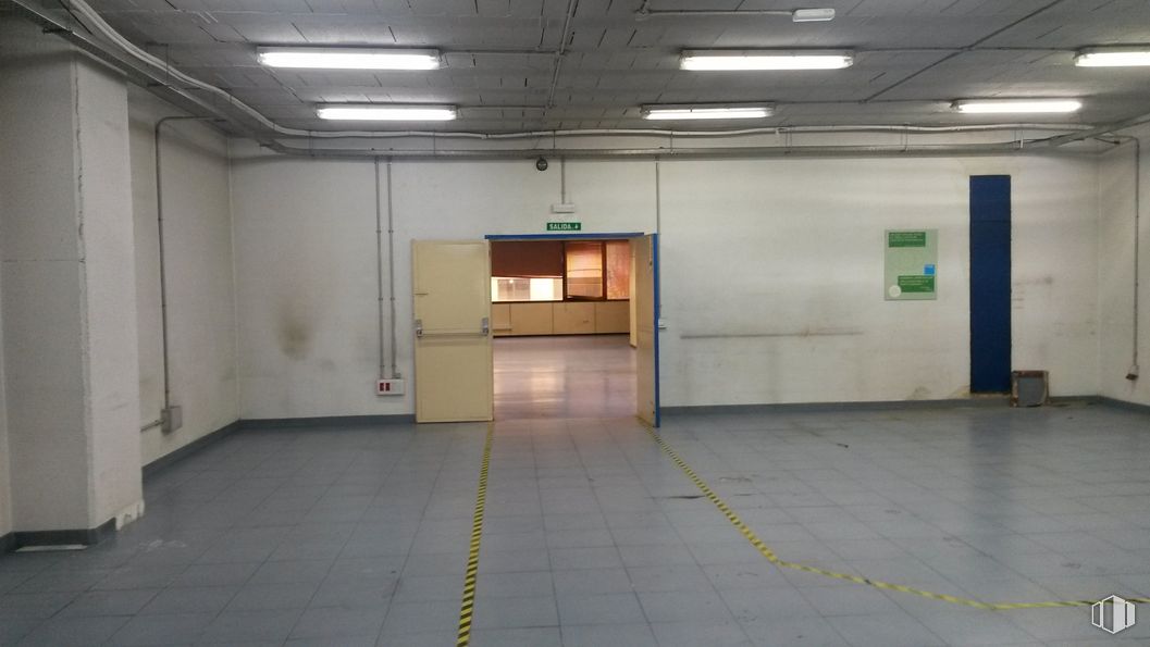 Industrial for rent at Calle Gamonal, Villa de Vallecas, Madrid, 28031 with cabinetry, furniture, building, fixture, lighting, interior design, door, floor, flooring and hall around