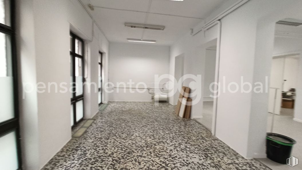 Retail for rent at Calle Olid, 5, Chamberí, Madrid, 28010 with light fixture, lighting, flooring, floor, interior design, ceiling, composite material, tile flooring, door and glass around