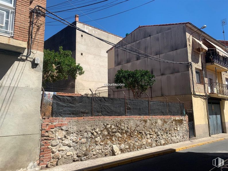 Land for sale at Calle Almanzor, Candeleda, Ávila, 05480 with window, door, sky, property, fixture, building, road surface, asphalt, residential area and wood around