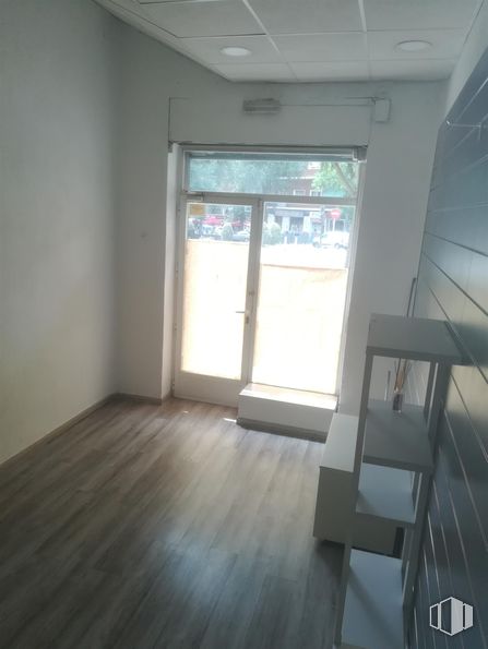 Retail for sale at Calle Embajadores, 113, Arganzuela, Madrid, 28045 with door, flooring, wood, floor, interior design, wood flooring, room, hardwood, laminate flooring and plank around