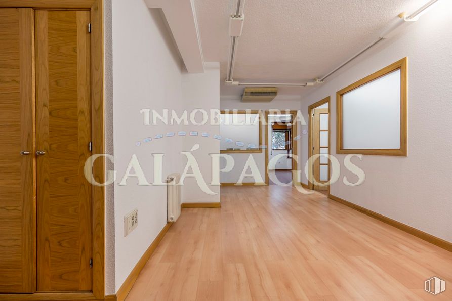 Oficina en alquiler en Calle Dulcinea, 69, Tetuán, Madrid, 28020 con edificio, accesorio, madera, puerta, interiorismo, suelos, suelo, hall, pintura y tinte para madera alrededor