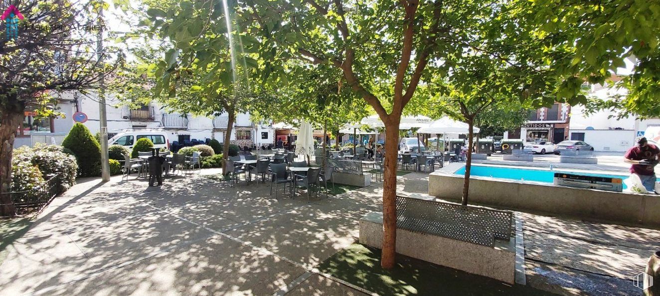 Local en venta en Plaza Constitución, 11, El Álamo, Madrid, 28607 con persona, planta, superficie de carretera, árbol, sombra, muebles de exterior, diseño urbano, ocio, acera y vehículo alrededor