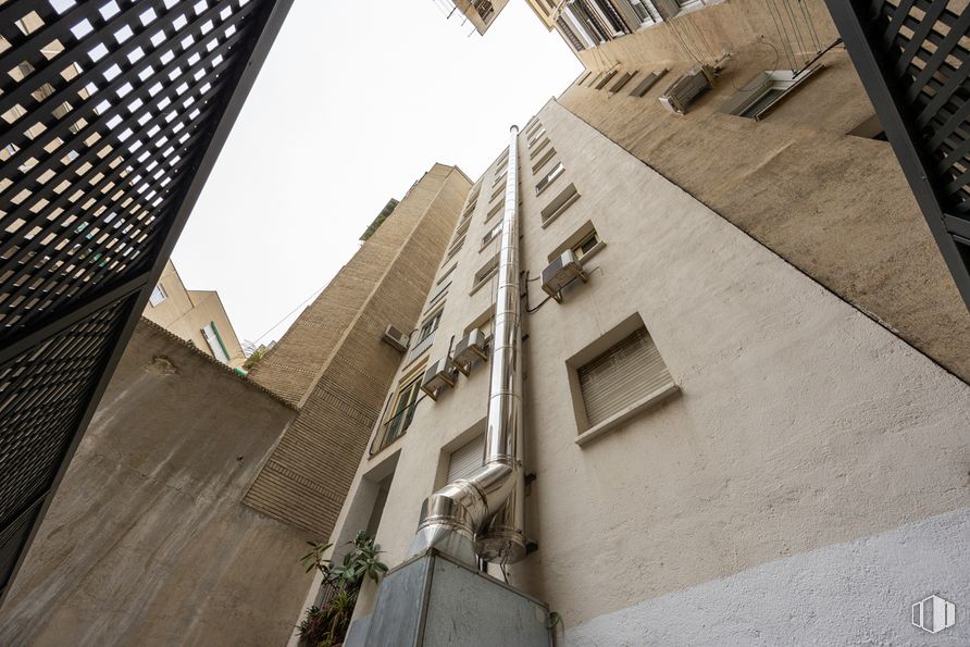 Retail for sale at Paseo San Francisco de Sales, 27, Chamberí, Madrid, 28003 with window, building, sky, neighbourhood, world, wall, line, plant, wood and material property around