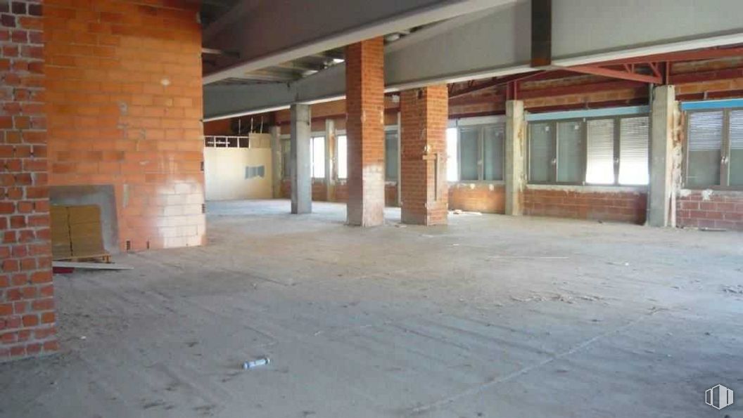 Retail for sale at Plaza Jorge Manrique, Segovia, 40006 with window, fixture, hall, flooring, wood, floor, brick, building material, composite material and brickwork around