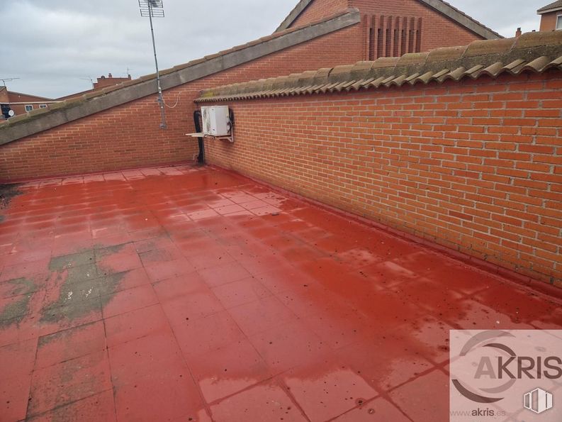 Retail for sale at Centro Comercial Las Perdices, Calle Centro, Bargas, Toledo, 45593 with red, floor, flooring, brick, brickwork, building material, wood stain, daylighting and tile around