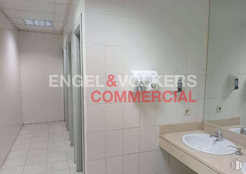 Office for rent at Plaza España, Centro, Madrid, 28008 with sink, mirror, tap, bathroom sink, plumbing fixture, bathroom, fixture, interior design, building and composite material around