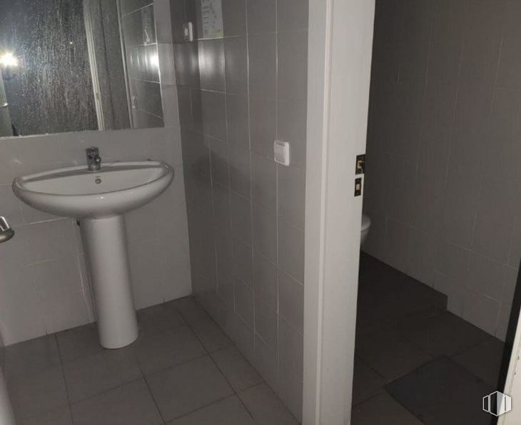 Local en alquiler y venta en Avenida Atenas, Las Rozas de Madrid, Madrid, 28230 con fregadero, grifo, lavabo, accesorios de fontanería, negro, accesorio, cuarto de baño, fluido, puerta y interiorismo alrededor