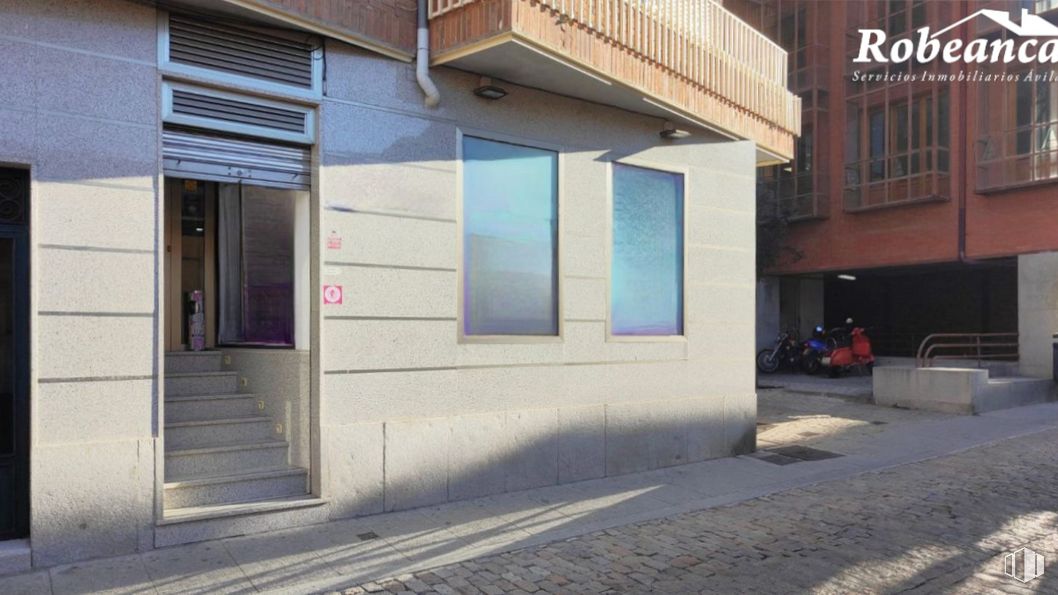 Retail for rent at Calle San Juan de la Cruz, Ávila, 05001 with window, building, asphalt, road surface, wood, shade, neighbourhood, material property, facade and tints and shades around