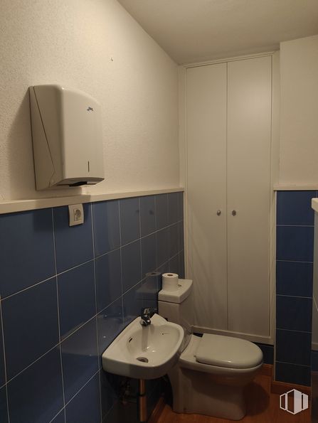 Retail for sale at Calle Patriarca, 14, San Lorenzo de El Escorial, Madrid, 28200 with sink, toilet, hand dryer, property, plumbing fixture, building, bathroom sink, tap, purple and bathroom around