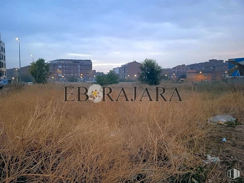 Land for sale at Zona Reyes Católicos, Talavera de la Reina, Toledo, 45600 with building, sky, plant, cloud, natural landscape, land lot, tree, street light, grass and plain around