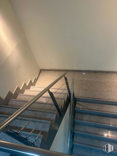 Oficina en alquiler en Avenida América, Alcorcón, Madrid, 28922 con agua, escaleras, madera, cielo, tintes y matices, horizonte, pasamanos, sombra, techo y edificio alrededor