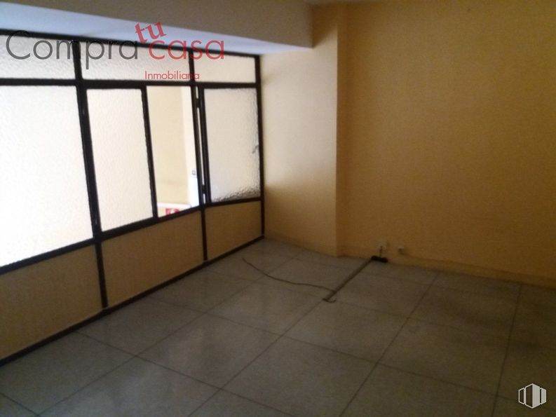 Retail for sale at Calle Teniente Ochoa, Segovia, 40002 with window, fixture, floor, wood, flooring, hall, tints and shades, ceiling, rectangle and facade around