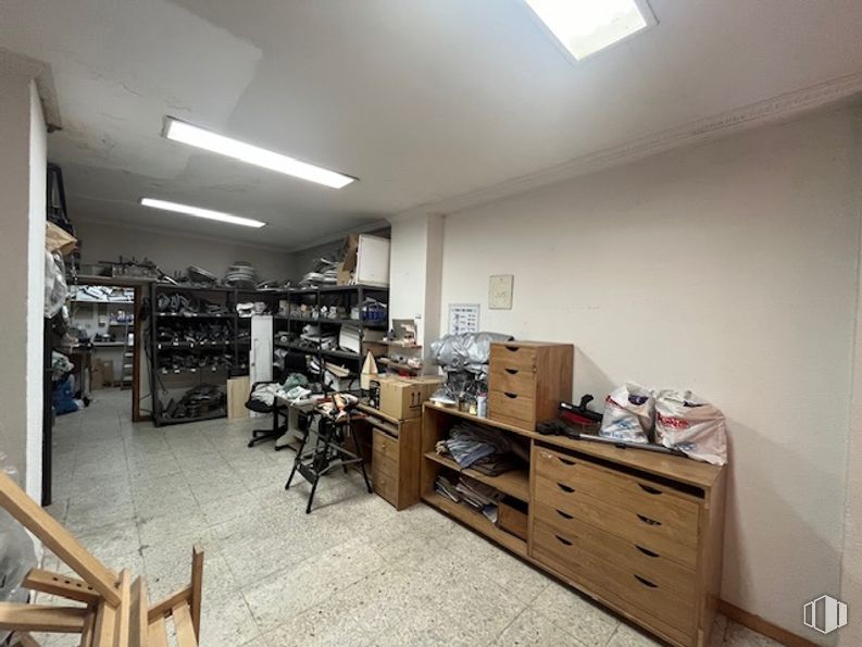 Local en venta en Calle Nuestra Señora del Pilar, Alcalá de Henares, Madrid, 28803 con alumbrado, mueble, ebanistería, estante, estantería, madera, interiorismo, suelo, suelos y cajón alrededor