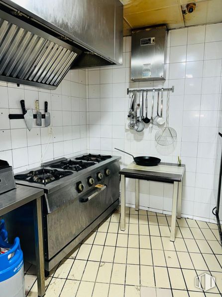 Retail for rent at Zona Centro, Getafe, Madrid, 28902 with gas stove, kitchen appliance, home appliance, table, kitchen, kitchen stove, major appliance, stove, countertop and cooktop around