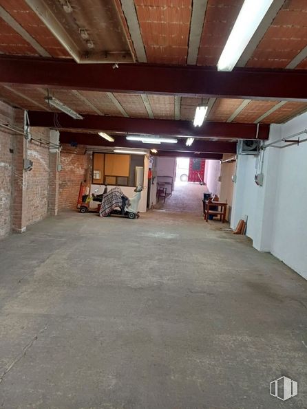 Nave en alquiler en Calle Huertas, Valdemorillo, Madrid, 28210 con hall, madera, suelos, suelo, superficie de la carretera, neumático, techo, asfalto, edificio y hormigón alrededor