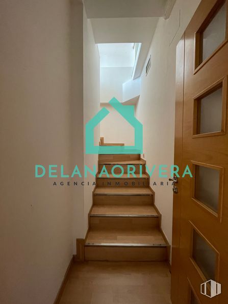 Oficina en venta en Calle Perú, Las Rozas de Madrid, Madrid, 28290 con puerta, escaleras, diseño de interiores, madera, accesorio, arte, rectángulo, suelo, techo y madera alrededor