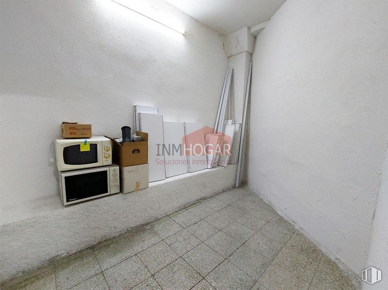 Industrial for sale at Zona Estación, Ávila, 05001 with home appliance, building, house, flooring, floor, wall, gas, wood, ceiling and composite material around