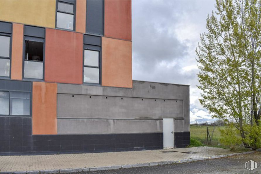 Retail for sale at Calle Juan Crisóstomo de Arriaga, 2, Ávila, 05003 with window, building, cloud, plant, property, sky, road surface, asphalt, fixture and tree around